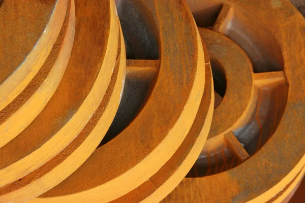 V továrně, kruhové ocelové kladky — Stock fotografie