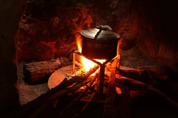 Casa en el pueblo, comida cocinada en la estufa — Foto de Stock