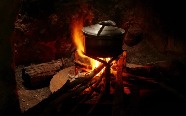 A községben, a tűzhelyen főzött étel — Stock Fotó
