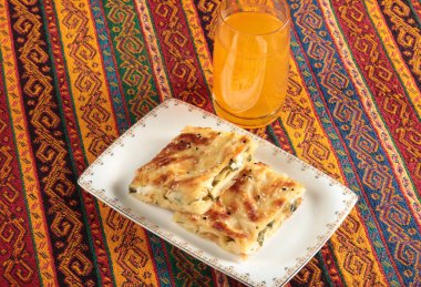 Peynirli ve ıspanaklı turta. Su Boregi.