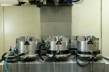 Metal işleten CNC değirmen makinesi. Mühendislik Atölyesi.