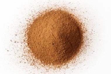  Tarçın tozu yığını beyaz arkaplanda izole edildi