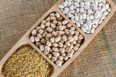 Buğday (Bulgur), nohut ve beyaz fasulye tabakta. Sağlıklı ve doğal beslenme.