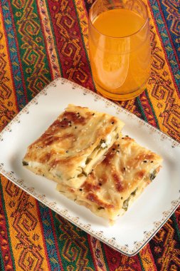 Peynirli ve ıspanaklı turta. Su Boregi.