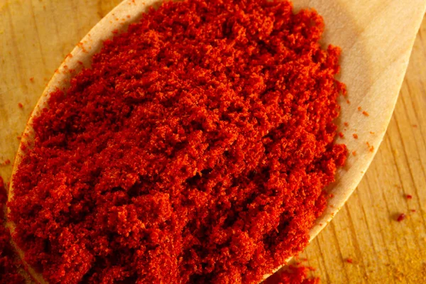 木勺中的红辣椒粉 — 图库照片