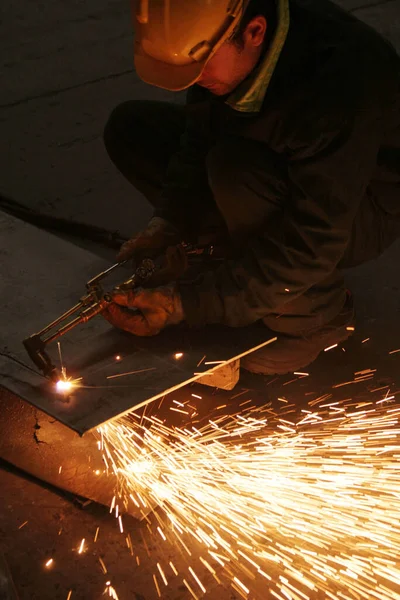 Industrisvetsare Inne Fabriken — Stockfoto