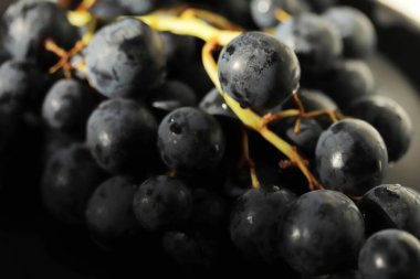 Taze koyu kırmızı üzümler. Kapatın.