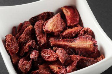 Kurutulmuş çilek dilimleri yemeye hazır. Organik Gıda.