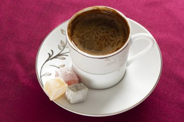 Geleneksel Türk kahvesi ve Türk lokumu