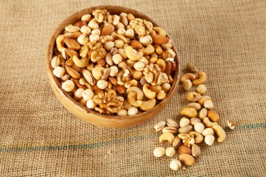 Fıstık, fıstık, badem, ceviz, fındık. Karışık fındık.