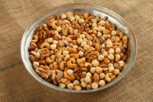 Bakır tabakta karışık fındık