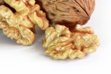 beyaz arkaplanda izole edilmiş ceviz. 