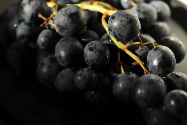 Taze koyu kırmızı üzümler. Kapatın.