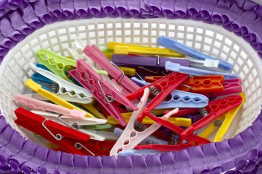 Sepette çok renkli mandallar var.