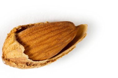 Kızarmış, kabuklu ve tuzlu badem.