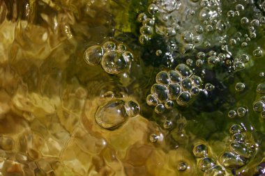 Suda kabarcıklar var. Su arkaplanı.