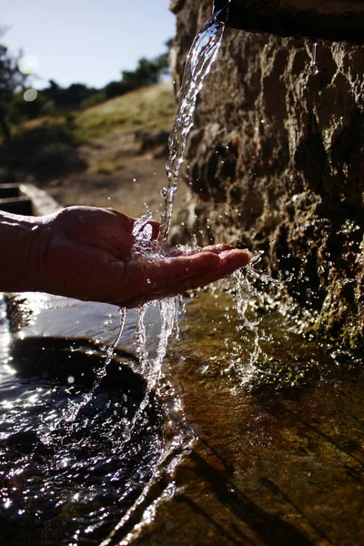新鮮な山の水 清らかな湧き水を飲む — ストック写真