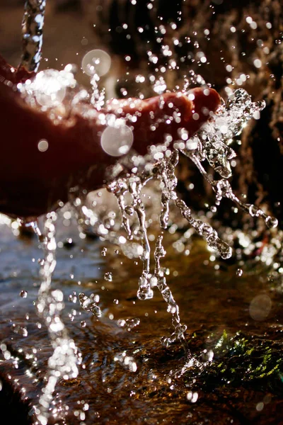 新鮮な山の水 清らかな湧き水を飲む — ストック写真