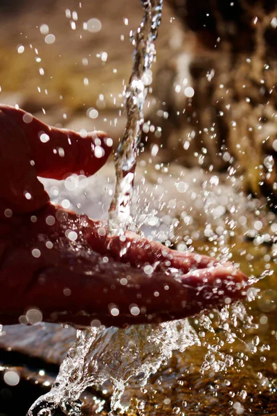 Acque Dolci Montagna Bere Acqua Sorgente Pulita — Foto Stock