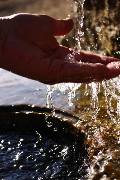 Свіжі Гірські Води Питна Чиста Джерельна Вода — стокове фото