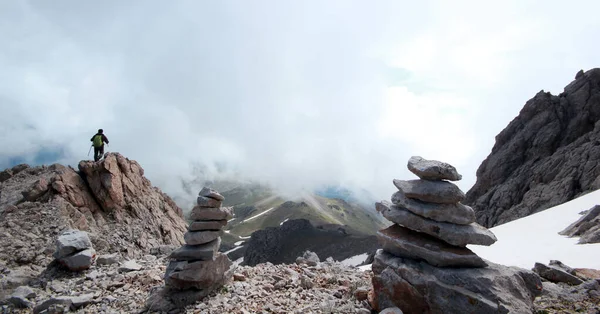 Сильный Альпинист Стоит Скалах Туманное Небо Природа Свобода — стоковое фото