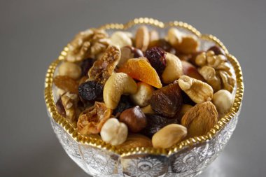 Cam bir tabakta karışık fındık. Sağlıklı ve doğal besin. Kaju, badem, fındık, incir, ceviz, kayısı, üzümlü, yabanmersini,.