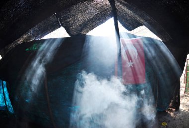 Türk göçebe çadırında Türk bayrağı.