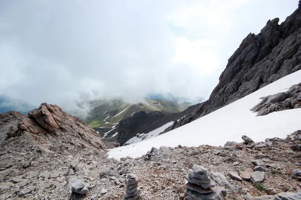 Starker Bergsteiger Steht Auf Felsen Nebelschwaden Natur Und Freiheit — Stockfoto