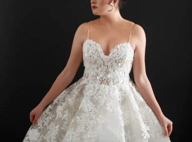 Gelin modası. Güzel sarışın gelin. Stüdyo çekimi.