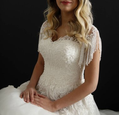 Gelin modası. Güzel sarışın gelin. Stüdyo çekimi.