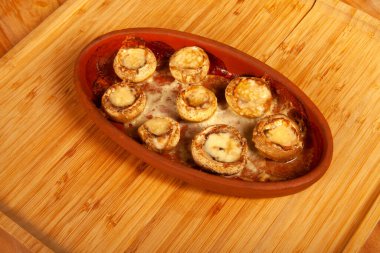 Tereyağında pişmiş beyaz mantar.