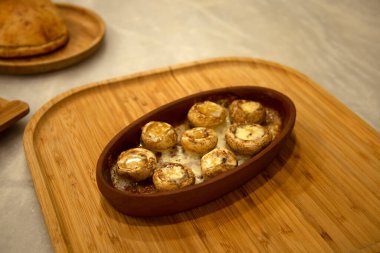 Tereyağında pişmiş beyaz mantar.