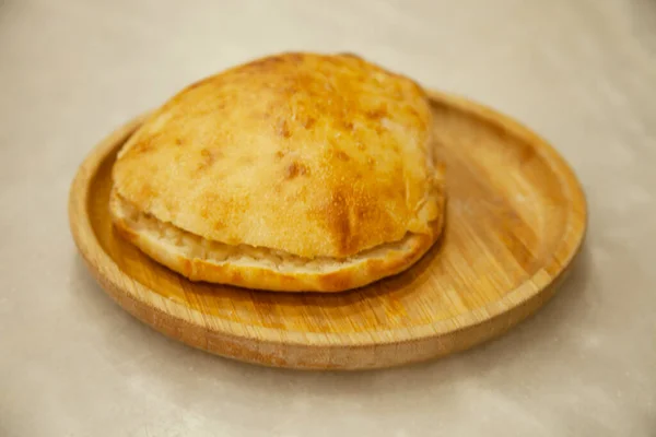 Frisches Brot Einem Bambusteller — Stockfoto