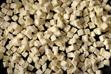 Kurutulmuş elma dilimleri yakın.