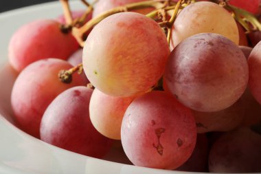 Tabakta taze üzüm var.