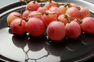 Tabakta taze üzüm var.