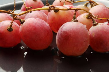 Tabakta taze üzüm var.