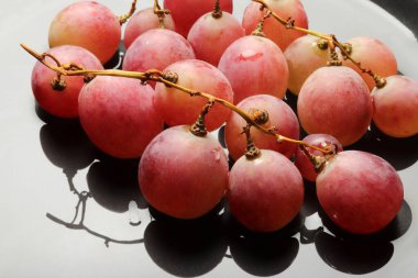 Tabakta taze üzüm var.