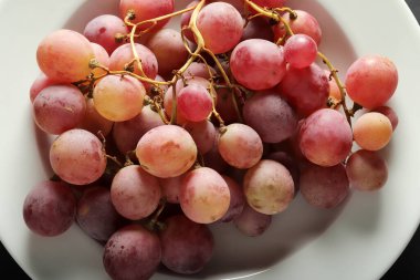 Tabakta taze üzüm var.