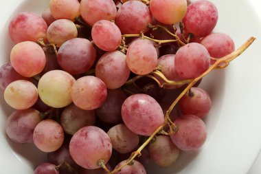 Tabakta taze üzüm var.