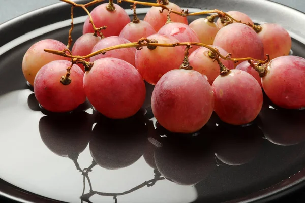 Tabakta taze üzüm var.