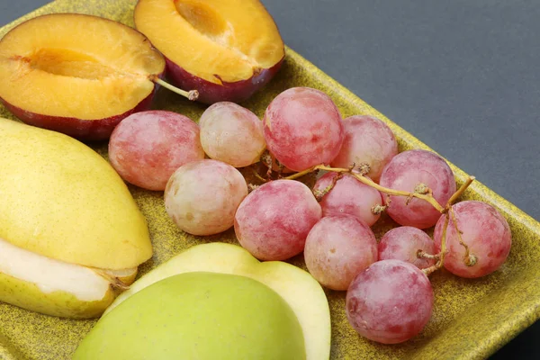 Verse Vruchten Druiven Pruimen Appel Peer Plaat — Stockfoto