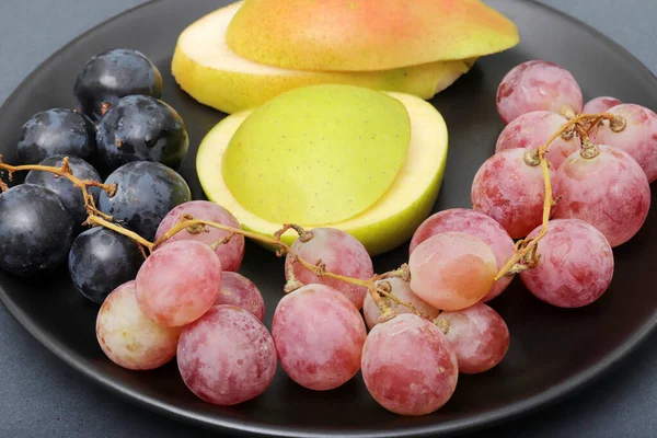 Fresh Fruits Grape Apple Pear Plate — Stock Photo, Image