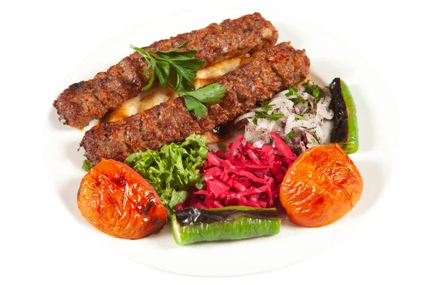 伝統的なトルコのアダナ ケバブとサラダ — ストック写真