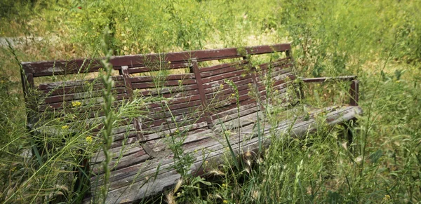Opuszczony Ogród Stara Ławka — Zdjęcie stockowe
