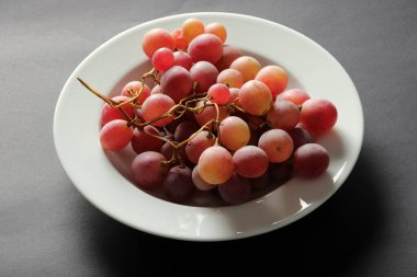 Tabakta taze üzüm var.