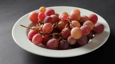 Tabakta taze üzüm var.