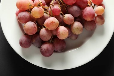 Tabakta taze üzüm var.