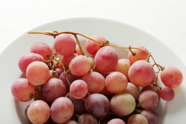 Tabakta taze üzüm var.