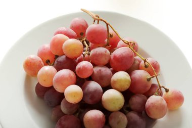 Tabakta taze üzüm var.